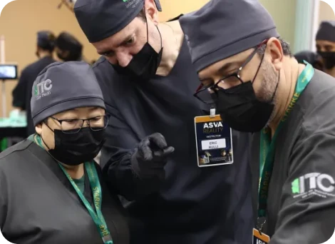 Dr. Eric Rulli de máscara e touca cirúrgica orientando a equipe durante um plantão