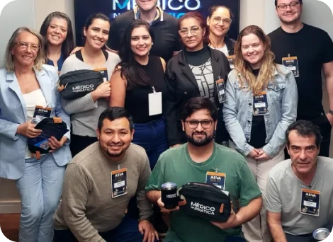 Dr. Eric Rulli em foto de grupo com participantes do Médico na Prática